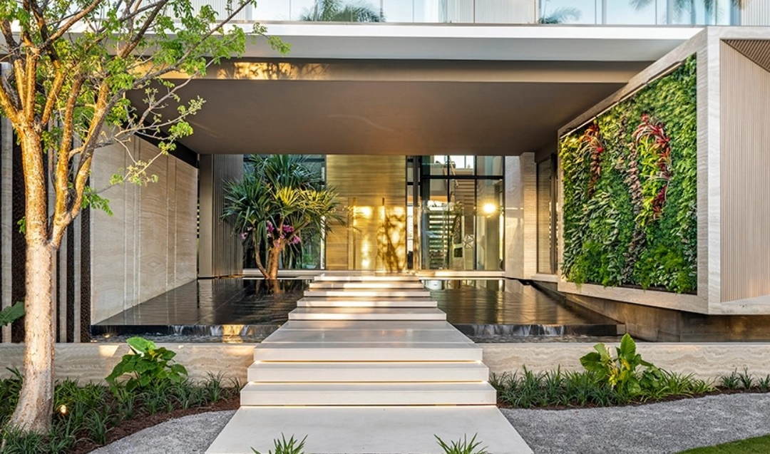 Una cascada a la entrada y piscina infinita: así es la mansión de 75 millones de dólares que deslumbra en Miami
